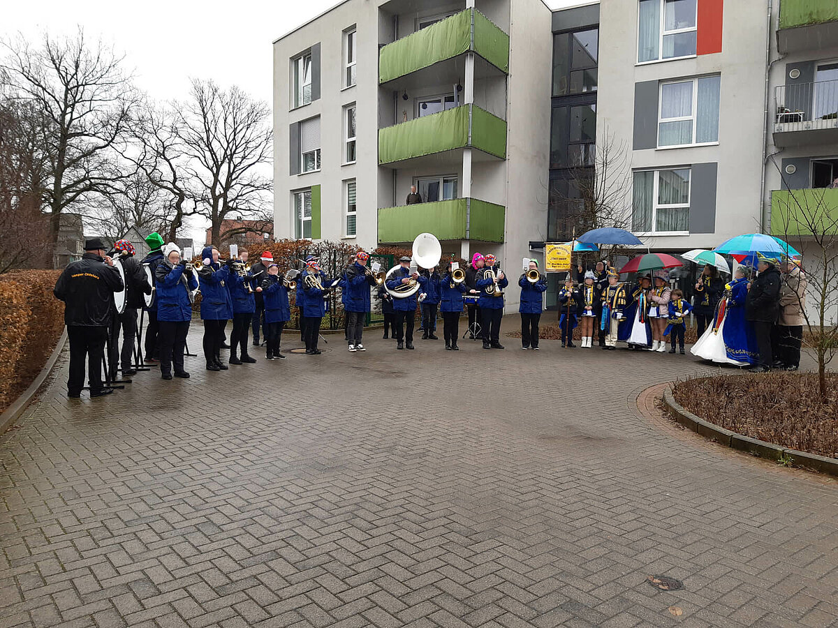 Besuch des Prinzenpaars vor dem CMS Pflegewohnstift Harkorten in Hagen