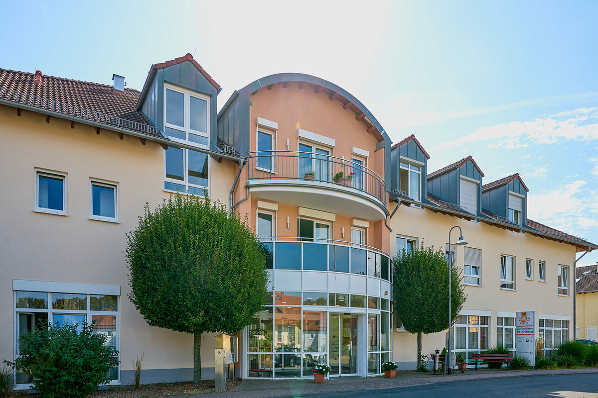 Fassade und Haupteingang CMS Pflegewohnstift in Taunusstein