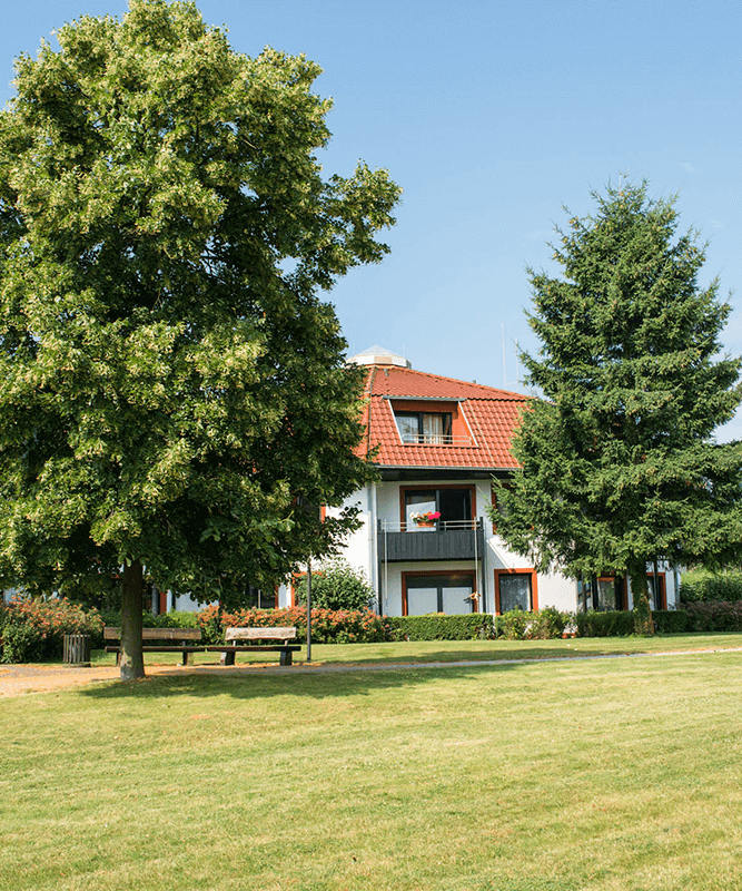 Rasen vor dem CMS Altenstift Limbach in Wachtberg-Berkum