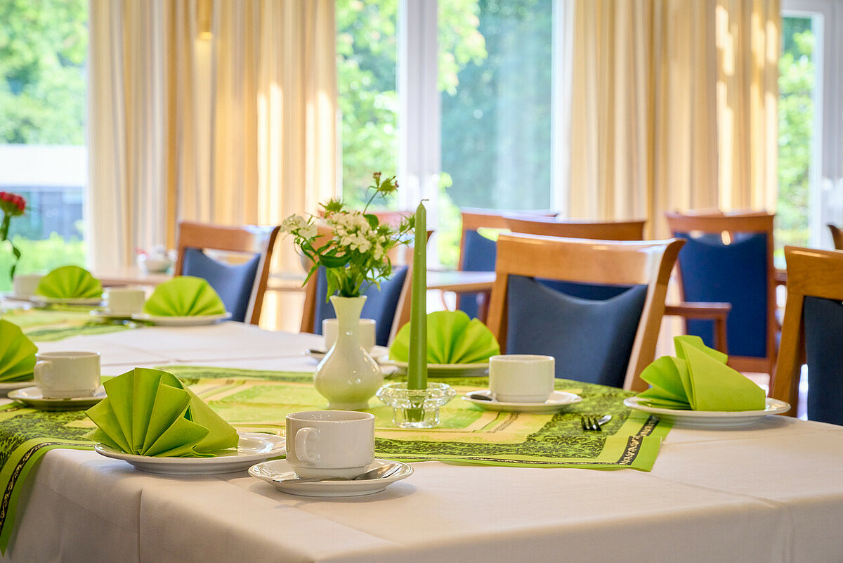 Esssaal gedeckte Tafel