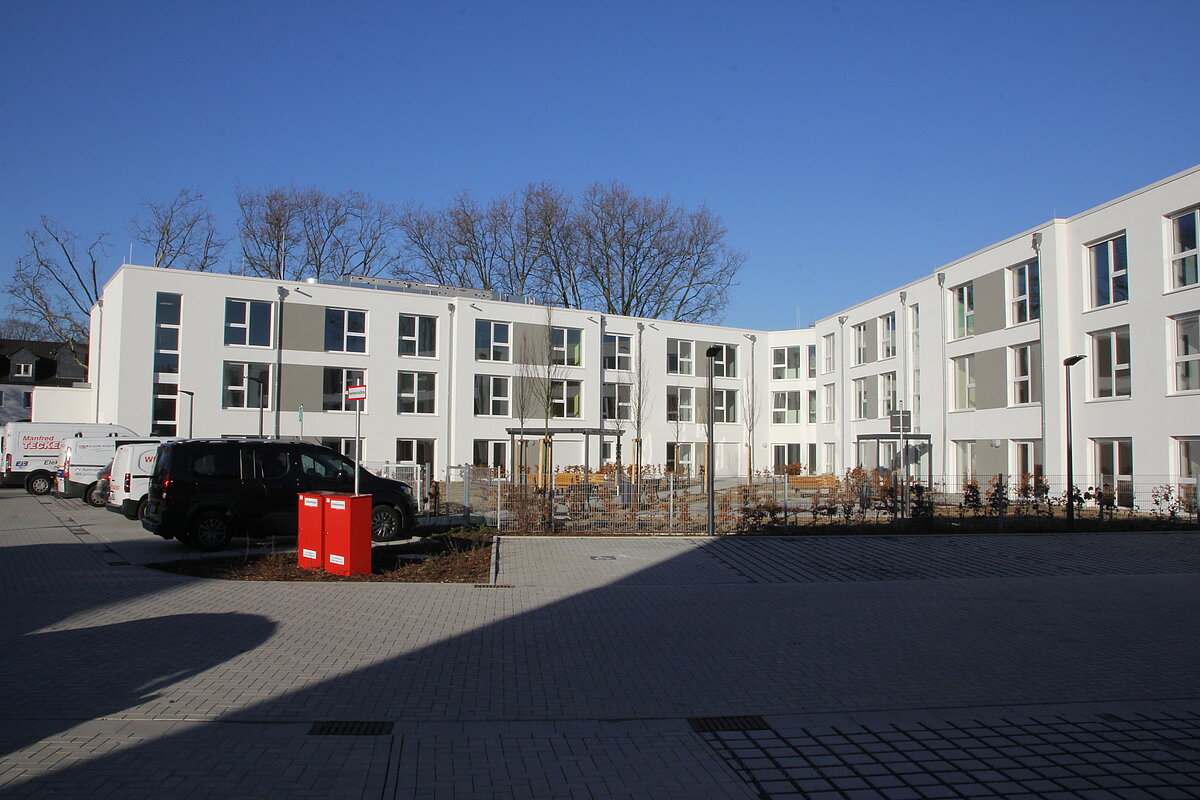 Aussenfassade der Einrichtung von weiter weg