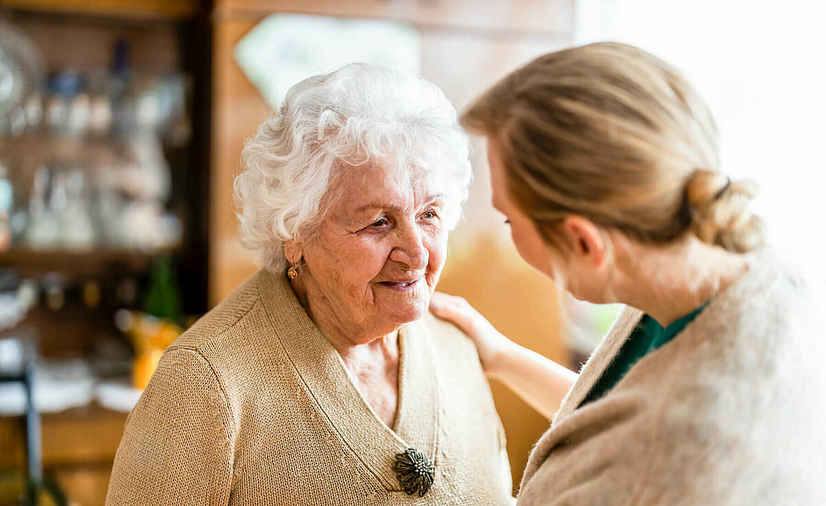 Seniorin mit Mitarbeiterin im CMS Pflegeheim