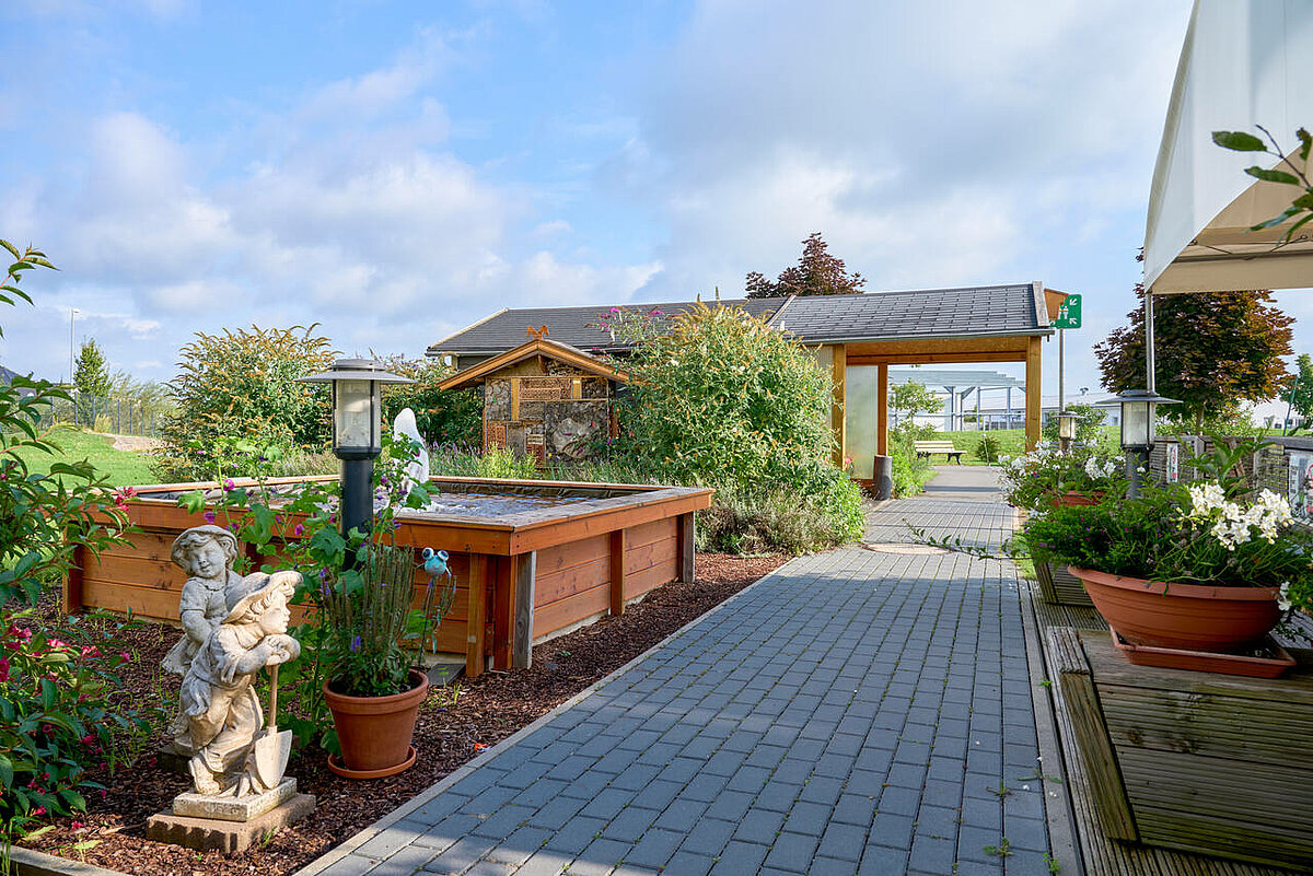 Garten mit Blumenbeeten im Pflegewohnstift Vechelde