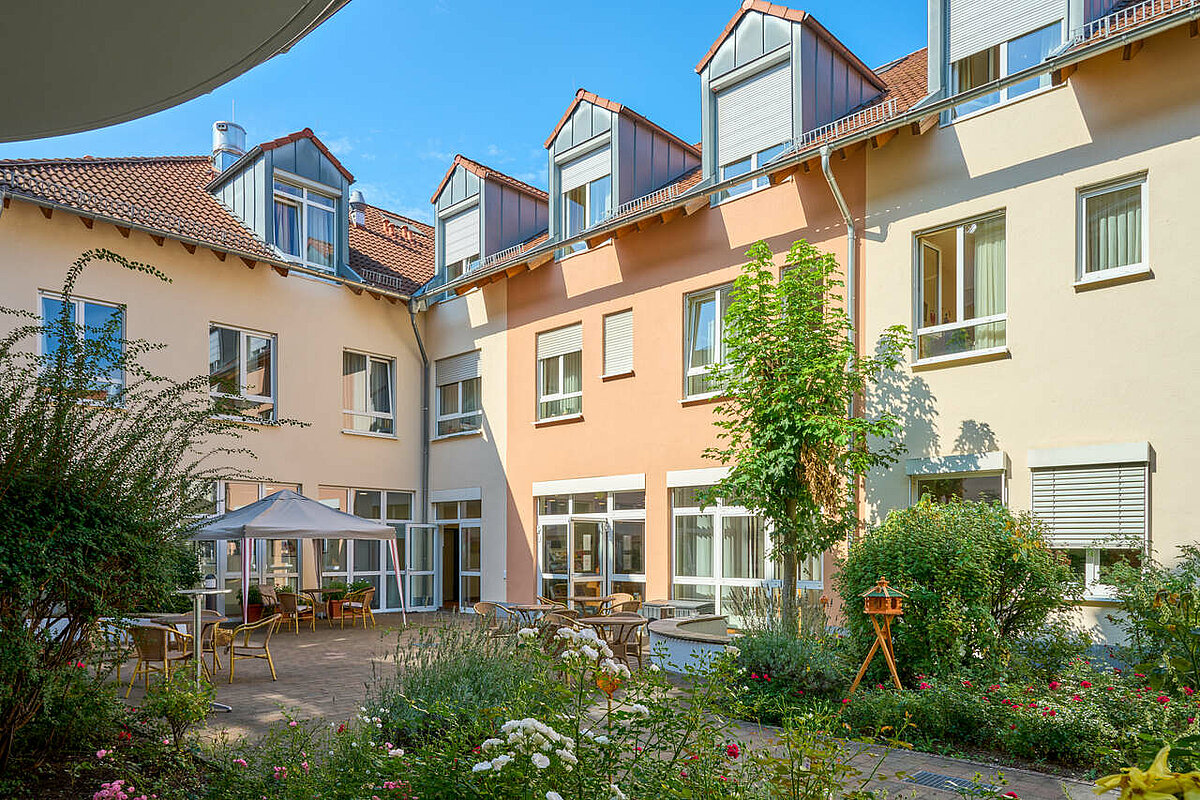 Blumenbeete und Terrasse des CMS Seniorenheims in Taunusstein