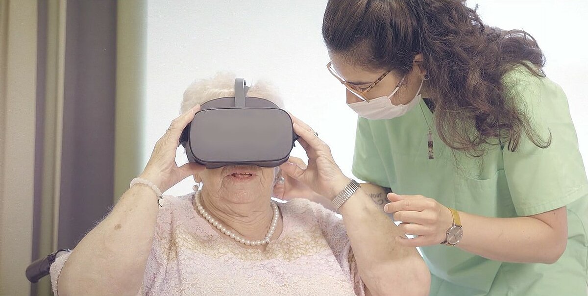 Bewohnerin einer CMS-Einrichtung mit VR-Brille
