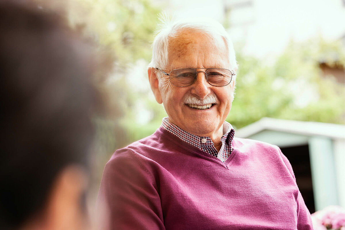 Senior im Altenheim von CMS lächelt