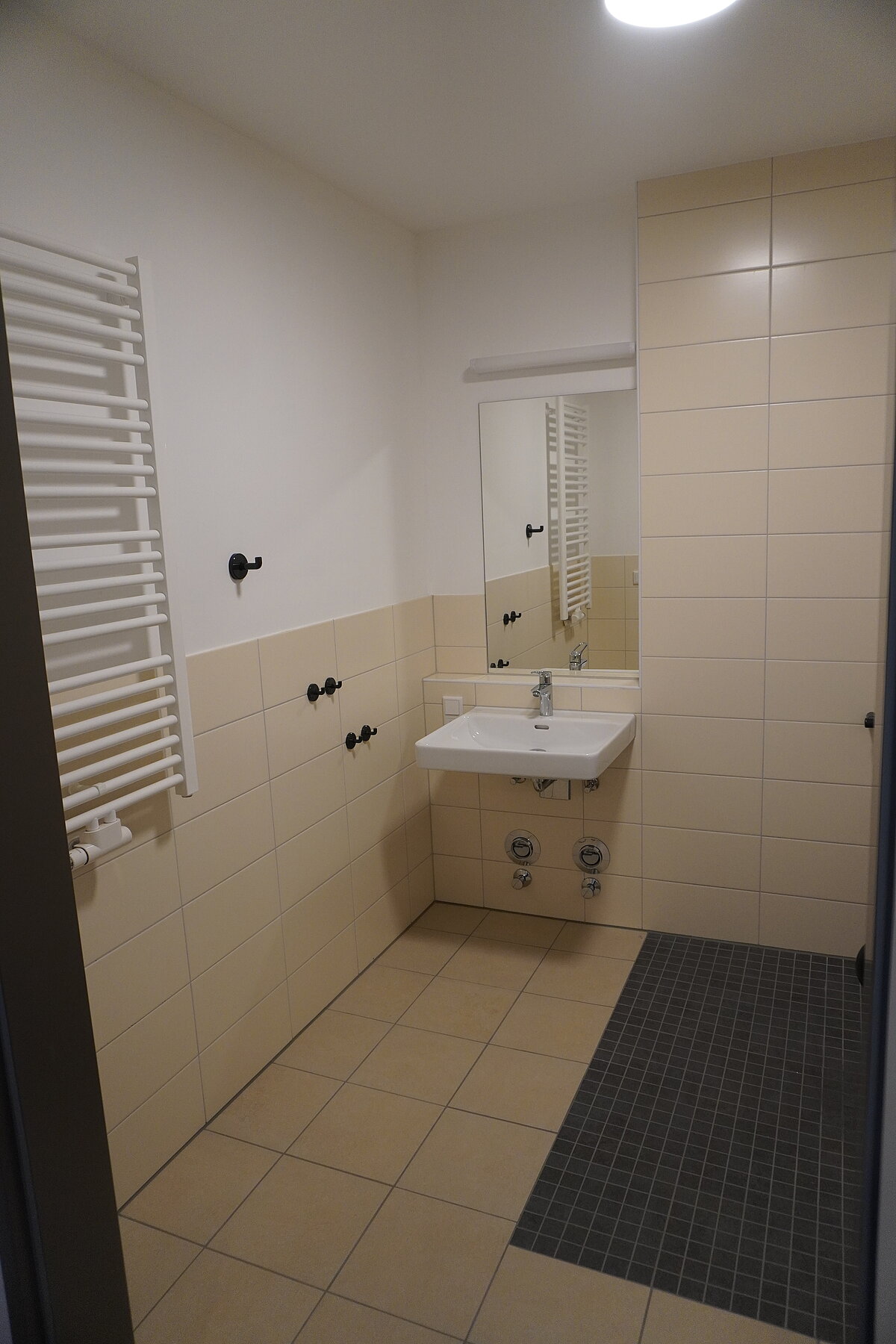 Waschbecken und Heizungskörper im Badezimmer