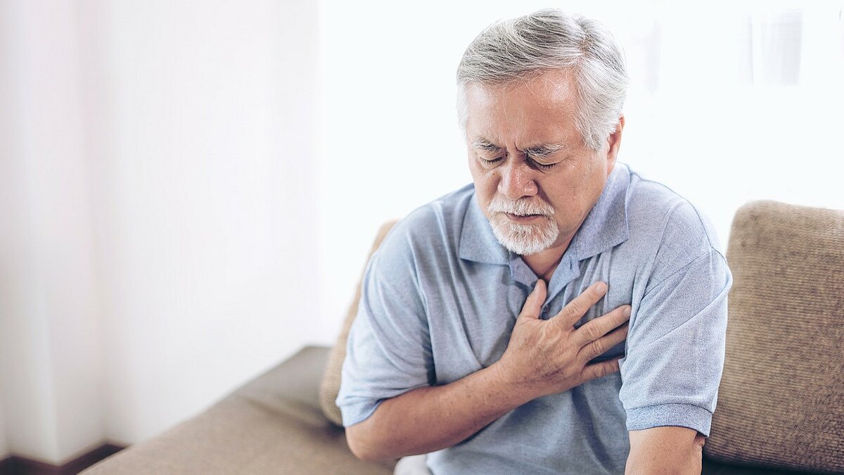 Senior mit Gefäßerkrankungen fasst sich ans Herz