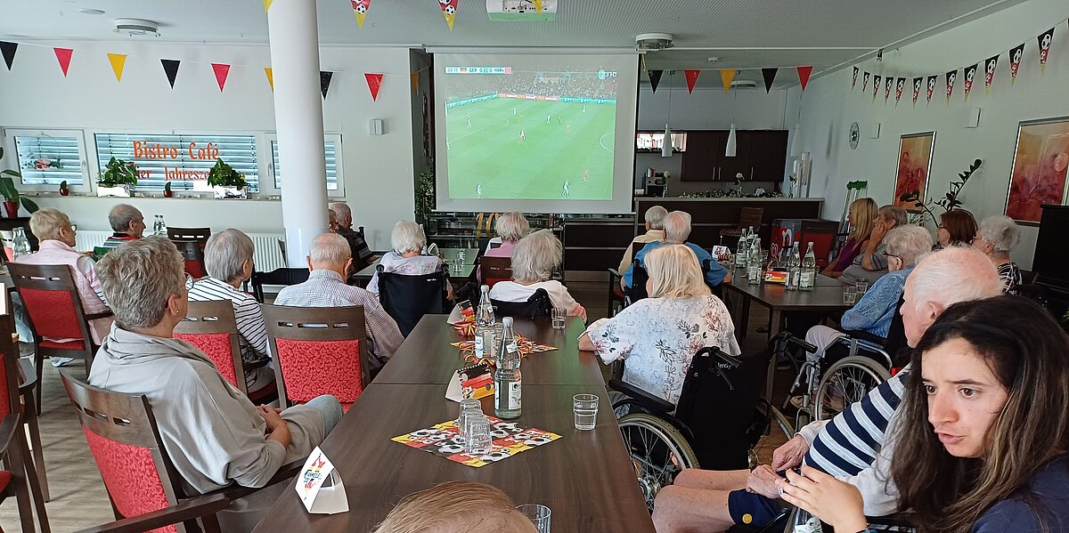 Bewohner schauen Frauen Fußball WM