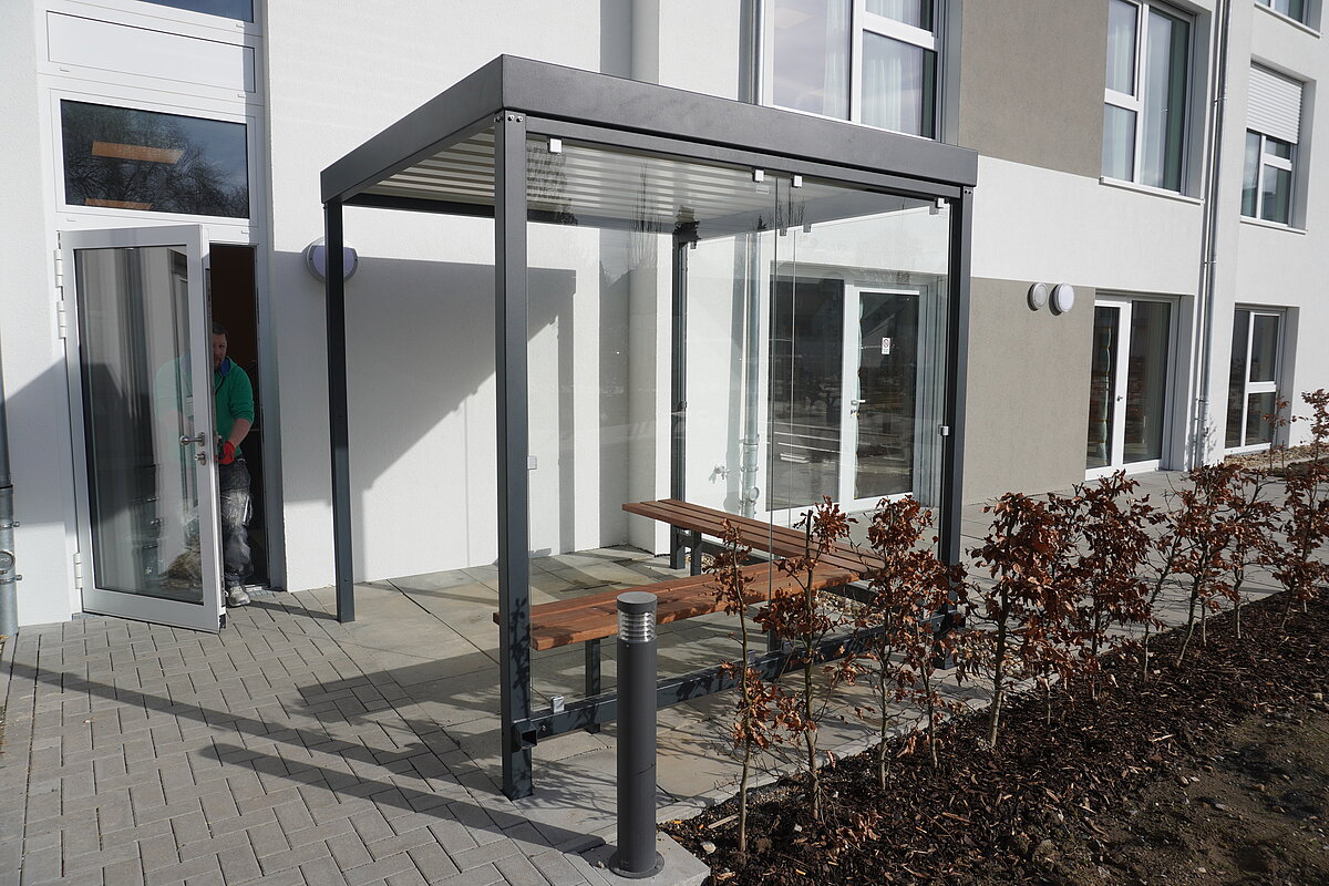 Bänke an der Außenfassade