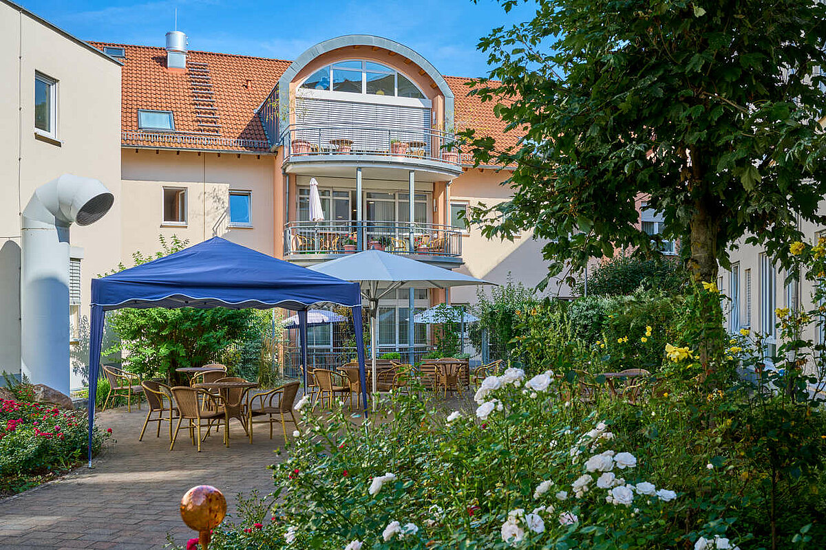 Terrasse im Hinterhof des CMS Pflegewohnstift in Taunusstein