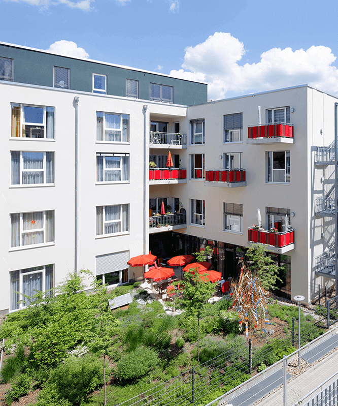 Hochbeete auf dem Balkon des CMS Pflegewohnstift Porz in Köln