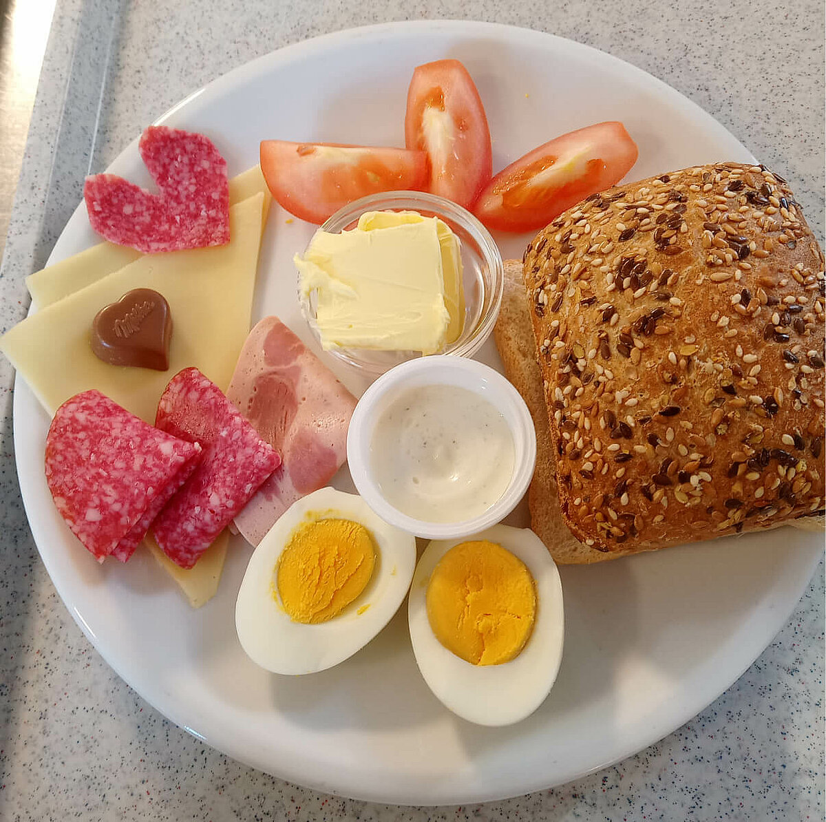 Frühstücksteller zum Muttertag in der CMS Seniorenresidenz "Am Kurpark" in Wiesbaden
