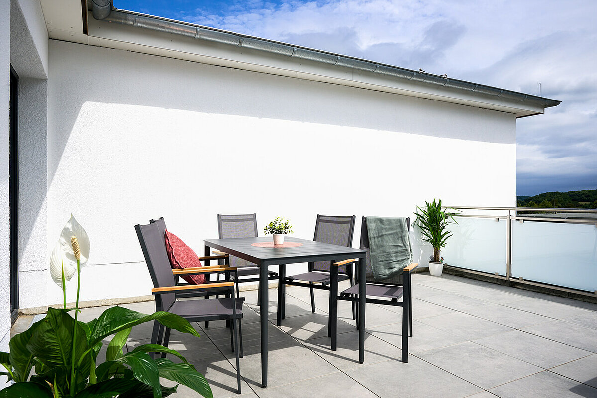 Großer Balkon mit viel Sonnenlicht