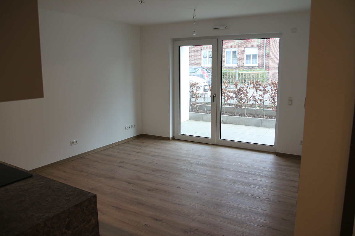 Küchenraum mit Fenster und Türe zur Terasse