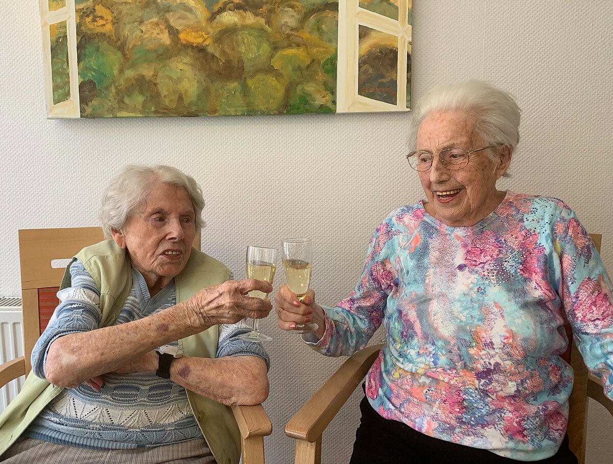 Frau Gisela Masler (l.) und Frau Hannelore Neumann 