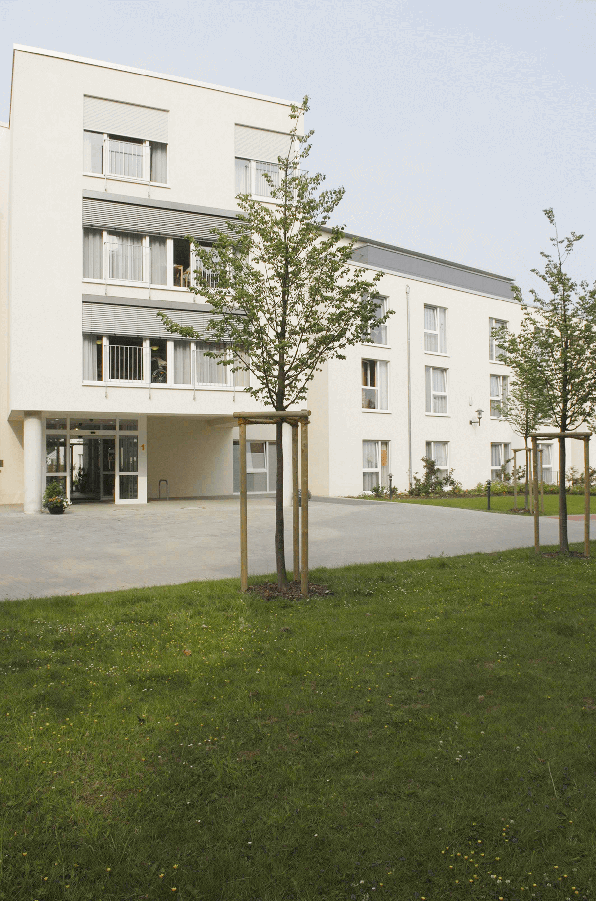 Grüner Rasen vor dem CMS Pflegewohnstift Wattenscheid in Bochum