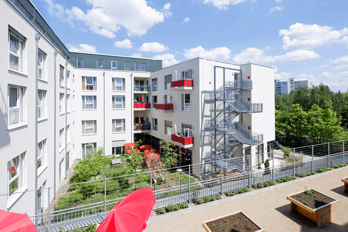 Blick auf den Innenhof des CMS Pflegewohnstift Porz in Köln