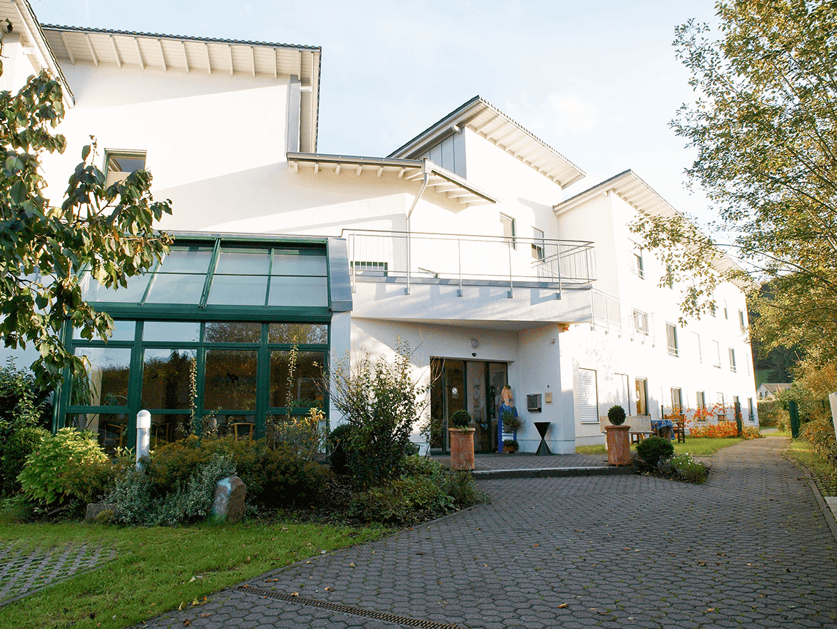 Wintergarten und Eingang zum CMS Wohn- und Pflegezentrum Bergeck in Kürten