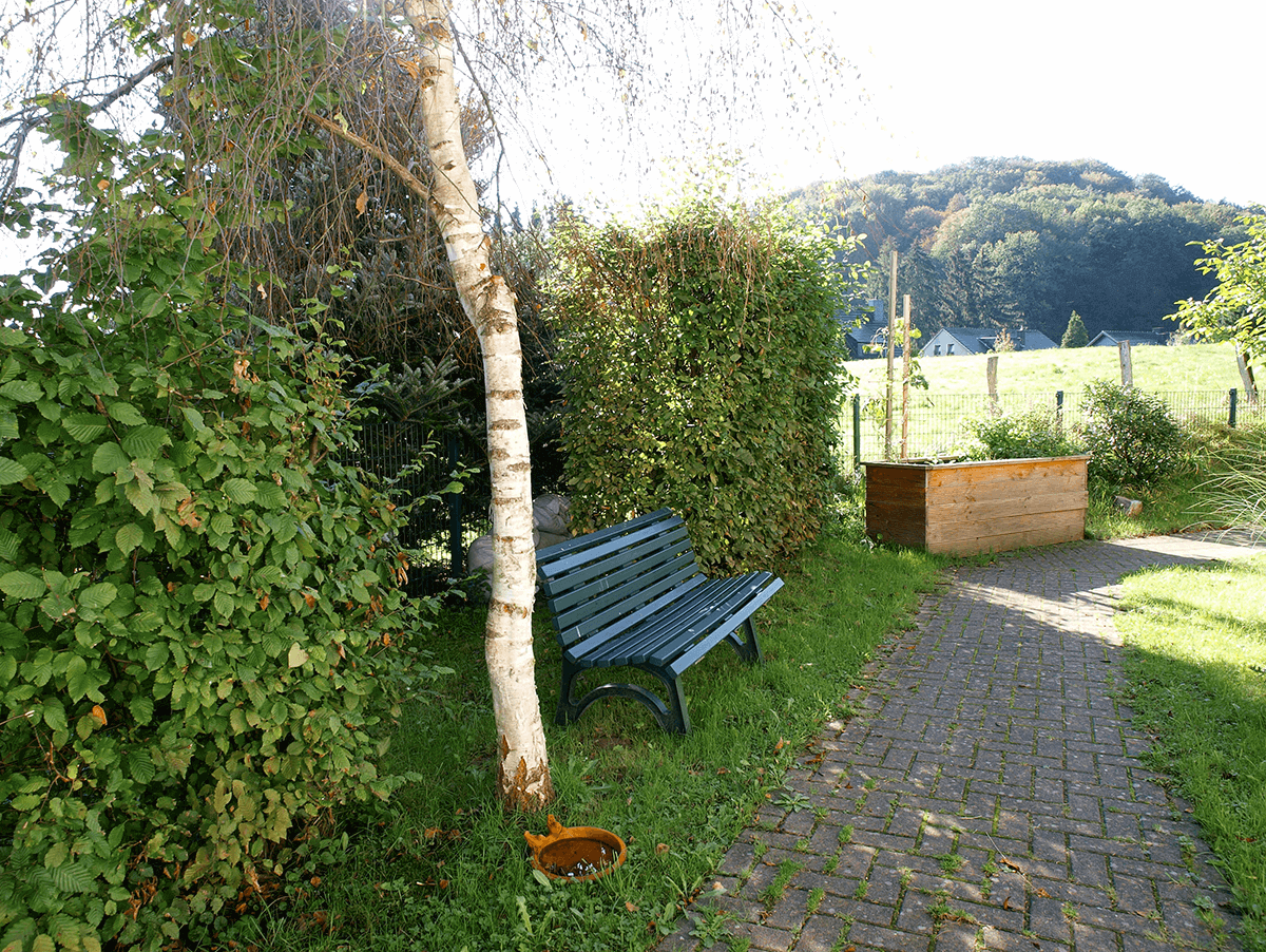 Garten mit Parkbank vor dem CMS Wohn- und Pflegezentrum Bergeck in Kürten
