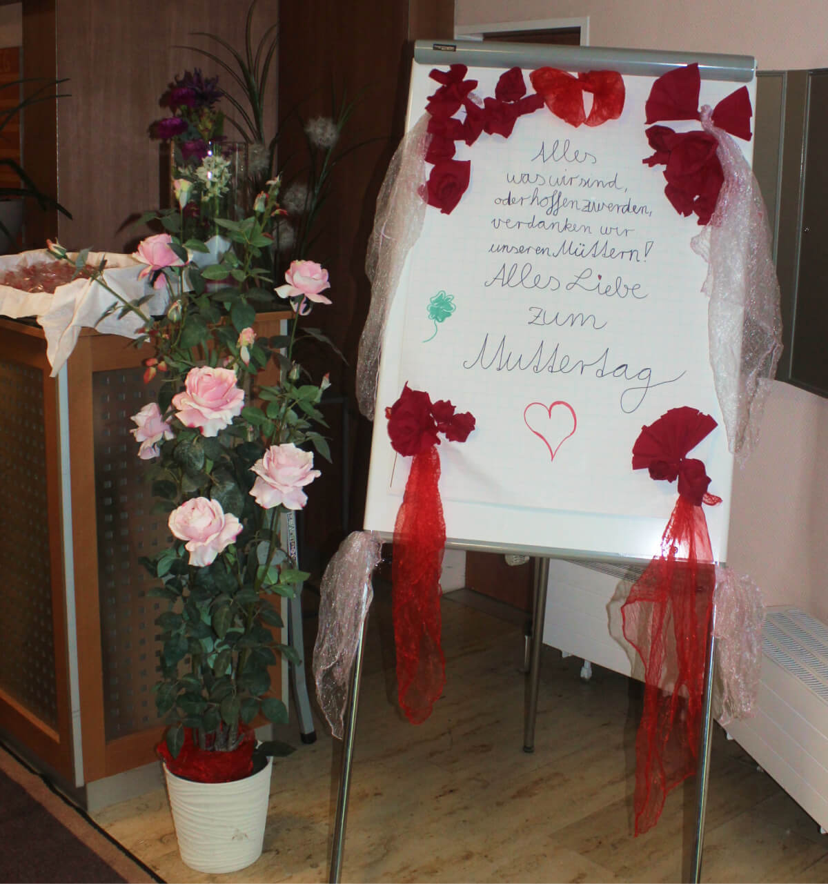 Tafel mit Grüßen zu Muttertag in der CMS Seniorenresidenz "Am Kurpark" in Wiesbaden